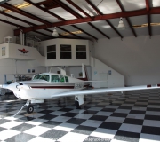 Mooney M20F N6377Q im Hangar in Spruce Creek in Florida