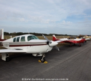 Am Rand eines Taxiways werden die Besucherflugzeuge beim Valiant Air Command Fly-In Frühstück in Titusville geparkt. Im Vordergrund N6377Q, eine Mooney M20F aus Spruce Creek.
