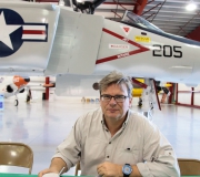 Peter Maier, ein Pilot aus Spruce Creek, geniesst das Frühstück im Titusville Air Museum.
