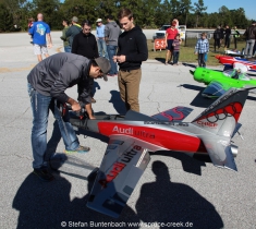 Auch eine Show mit Modellflugzeugen gehört zur alljährlichen Toyparade in Spruce Creek  -- Impressionen von der Spruce Creek Toyparade 2014 IMG7430