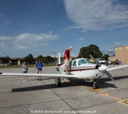 Mooney M20F N6377Q am Flugplatz Venice in Florida mit Pilot Stefan Buntenbach aus Spruce Creek auf der Tragfläche.