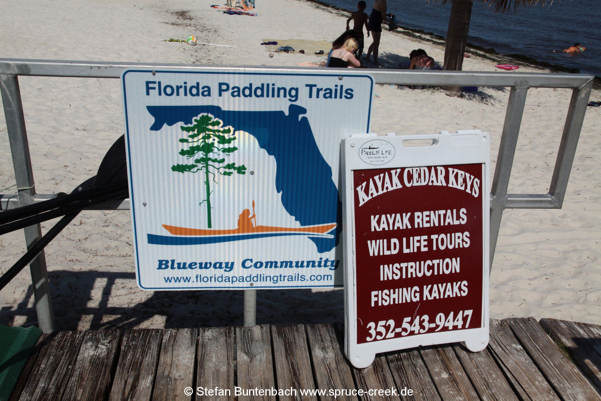 Schild des Florida Paddling Trails in Cedar Key, Florida