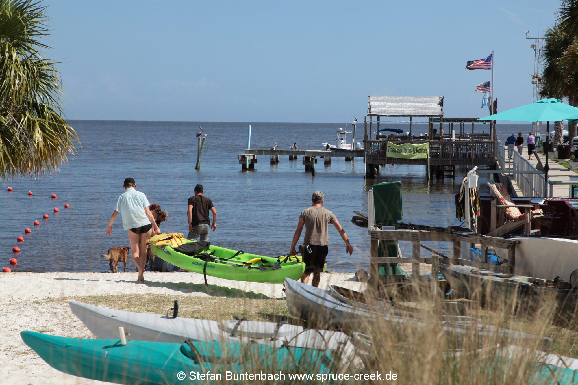 Bootsverleih am Strand von Cedar Key im Golf von Mexiko in Florida