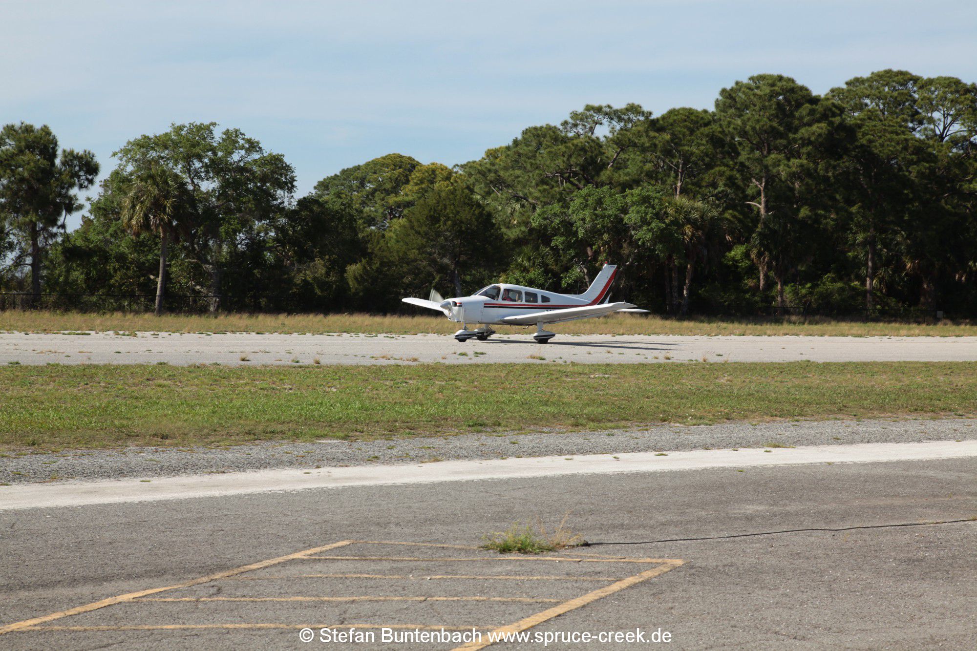 Eine einmotorige Piper auf der Runway in Cedar Key in Florida.