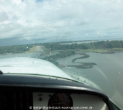 Kurz vor der Landung: Blick aus dem Flugzeug auf die Runway in Cedar Key, Florida.