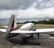 Mooney M20F N6377Q geparkt auf dem Vorfeld des Cedar Key Airports in Florida.