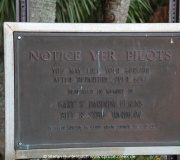 Warnschild am Flugplatz  von Cedar Key Florida: You may your horizon after departure over the gulf.