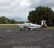Mooney M20F, N6377Q, abgestellt auf dem Cedar Key Airport.