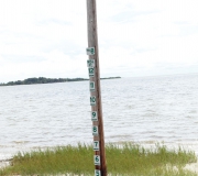 (Hoch-) Wassermarker am Flugplatz Cedar Key in Florida.