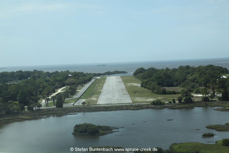 Im Anflug auf Cedar Key Airport. Die Landeahn wirkt wie ein Flugzeugträger.