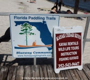 Schild des Florida Paddling Trails in Cedar Key, Florida