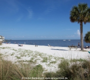 Weißer Sandstrand auf Cedar Key.