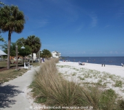 Am Strand von Cedar Key im Golf von Mexiko in Florida.