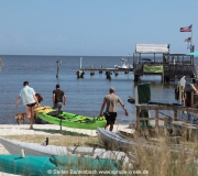 Bootsverleih am Strand von Cedar Key im Golf von Mexiko in Florida