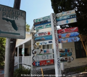 Bunte Straßenschilder im Fischerdorf Cedar Key, Florida.