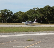 Eine einmotorige Piper auf der Runway in Cedar Key in Florida.