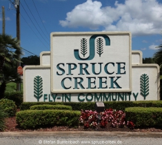 Spruce Creek Eingangsschlid am Nord Gate der Spruce Creek Fly In Community in Florida. Spruce Creek Sign at the noth gate of the Spruce Creek Airpark in Florida.