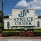 Spruce Creek Eingangsschlid am Nord Gate der Spruce Creek Fly In Community in Florida. Spruce Creek Sign at the noth gate of the Spruce Creek Airpark in Florida.