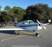 N6377Q, eine Mooney M20F,  parkt auf dem  Jekyll Island  Flugplatz im Süden von Georgia, USA.