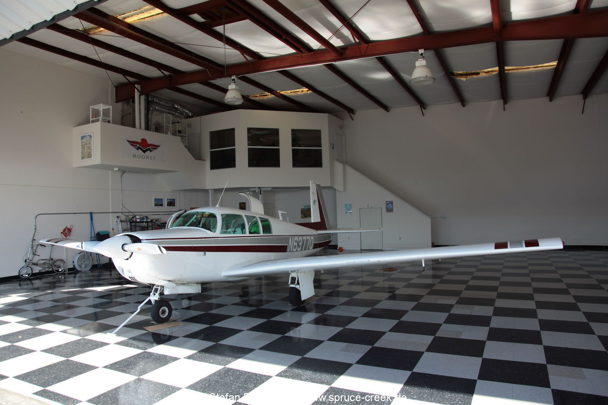 Mooney M20F N6377Q im Hangar in Spruce Creek in Florida