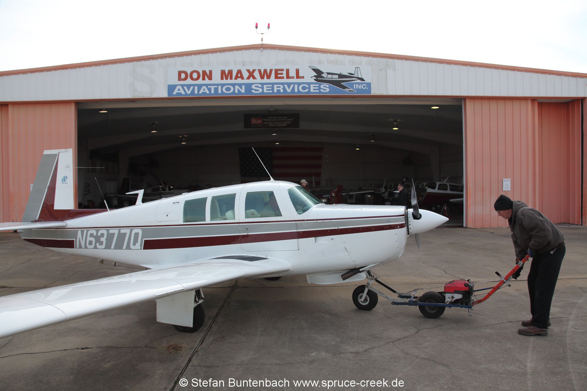 Mooney M20 F, N6377Q in front of Don Maxwells hangar in Longview, in Texas --- Mooney M20F IMG_1018