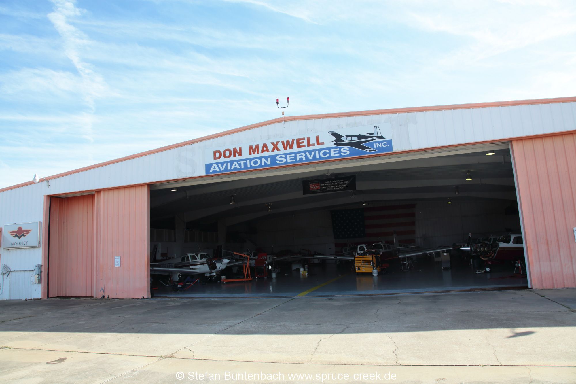 Hangar of Mooney Service Center Don Maxwell Aviation Services in Longview in Texas. --- Mooney M20F IMG_1046Mooney M20F IMG_1046