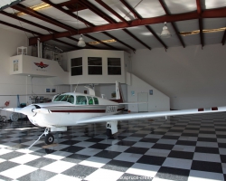 Mooney M20F N6377Q im Hangar in Spruce Creek in Florida
