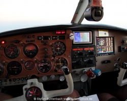 On the left side there is still the old unmodified shotgun panel. First Part of the panel upgrade of N6377Q was the Installation of an JPI EDM 930 Engine Monitor and an Garmin Aera GPS. The EDM 930 is a primary Instrument. So we removed all old engine gauges. --- Mooney M20 IMG_6789fl2010