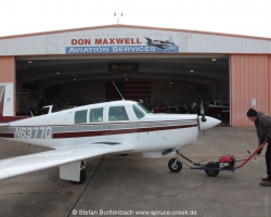 Mooney M20 F, N6377Q in front of Don Maxwells hangar in Longview, in Texas --- Mooney M20F IMG_1018