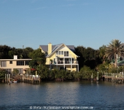 Haus am Wasser mit eigenem Bootsanleger in der Stadt Ponce Inlet in Florida.