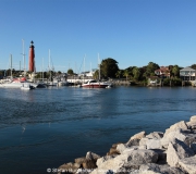 Hafen der Stadt Ponce Inlet in Florida. Im Hintergrund der Ponce Inlet Leuchtturm.