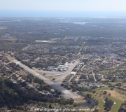 Spruce Creek in Florida aus der Luft gesehen. Im Vordergrund die Runway und im Hintergrund der Atlantische Ozean.