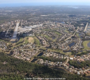 Luftaufnahme des Spruce Creek Airpark in Florida. Airportcode 7FL6. Im Hintergrund der Atlantik.