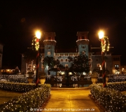 Ponce de Leon Hotel (Flagler College)  in St Augustine in Florida weihnachtlich beleuchtet.