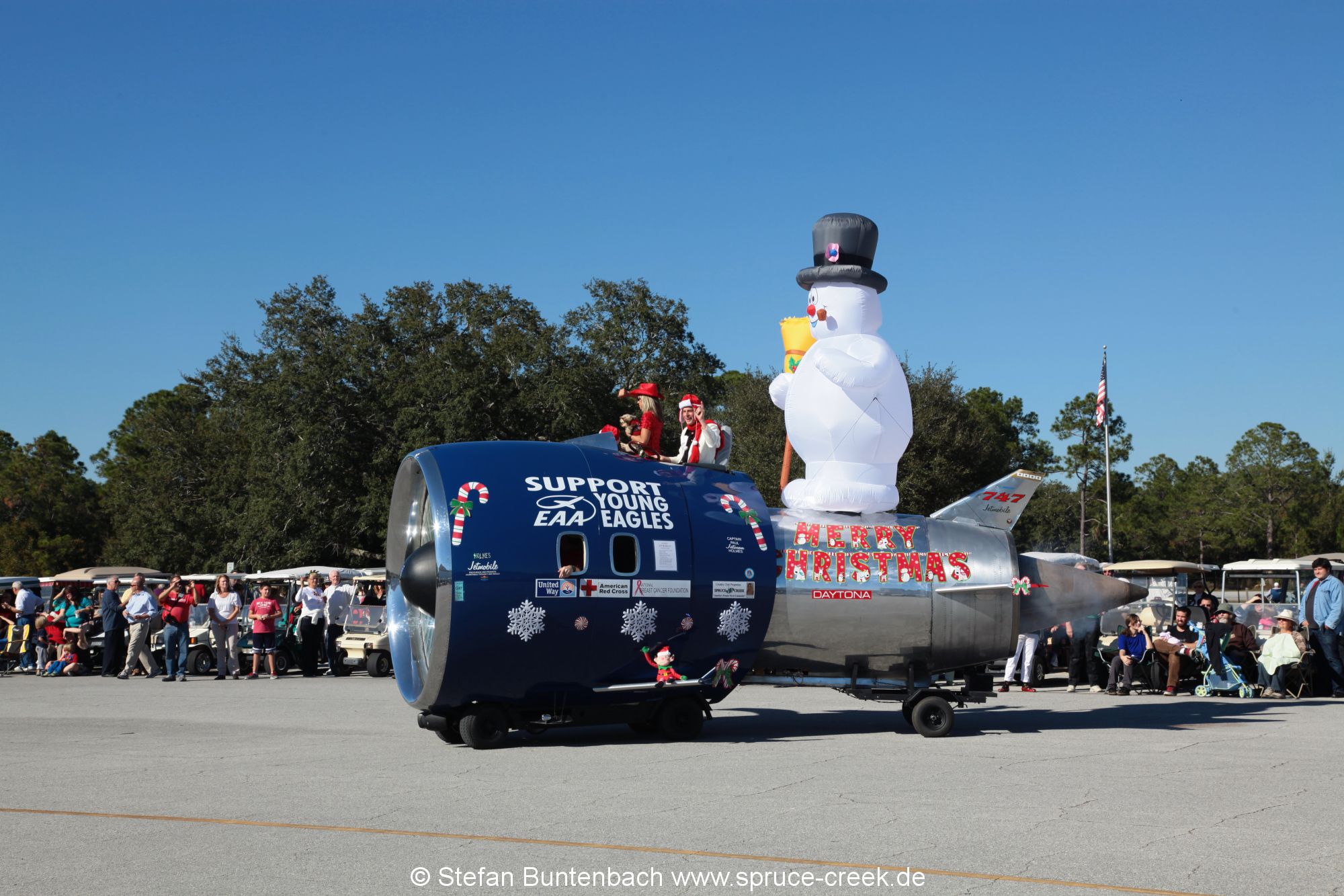 Capt. Holmes ist mit seinem selbstgebauten Jetmobile eine der Attraktionen der Spruce Creek Toyparade --- Impressionen von der Spruce Creek Toyparade 2014 IMG_7557