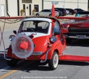 Eine BMW Isetta weihnachtlich geschmückt und mit Flügeln versehen.  Spruce Creek Toyparade 2014 IMG_7451