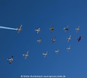 14 Flugzeuge des Gaggle Flight in Formation über Spruce Creek -- Impressionen von der Spruce Creek Toyparade 2014 IMG_7453