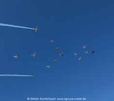 Eine Formation mit 14 Flugzeugen des Gaggle Flight  über Spruce Creek in Florida -- Impressionen von der Spruce Creek Toyparade 2014 IMG_7487