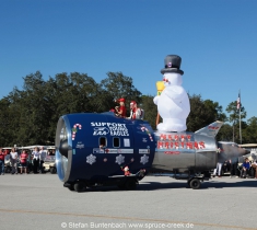 Capt. Holmes ist mit seinem selbstgebauten Jetmobile eine der Attraktionen der Spruce Creek Toyparade --- Impressionen von der Spruce Creek Toyparade 2014 IMG_7557