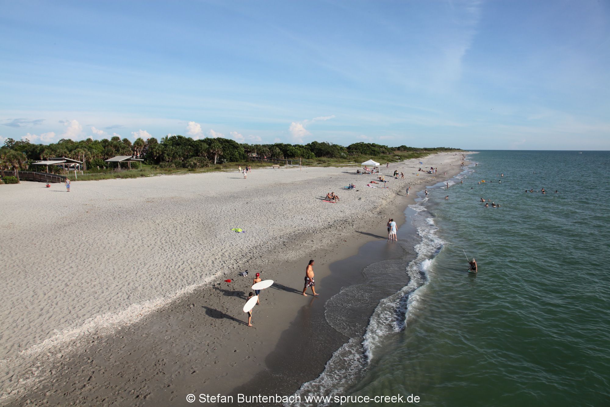 Strand am Golf von Mexiko im Stadtgebiet von Venice in Florida, nahe der Pier.