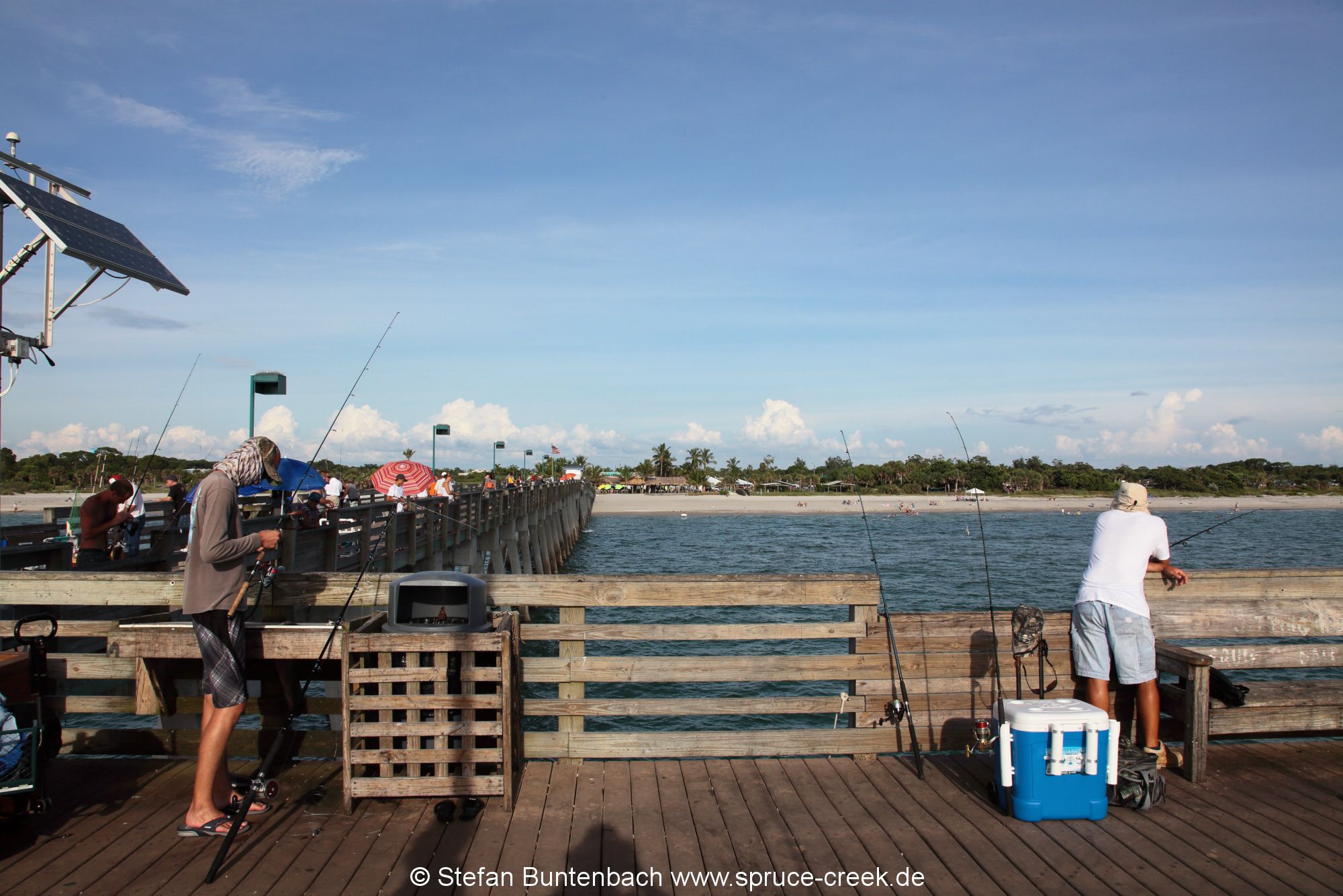 Angler auf der Pier in Venice, Florida.