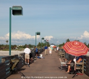 Auf der Pier von Venice in Florida haben es sich einige Angler gemütlich gemacht.