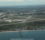 Auf dem Luftbild gut zu erkennen: Strand und Pier von Venice sind vom Flugplatz nicht weit entfernt.